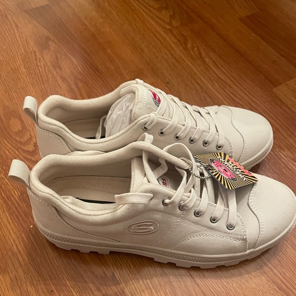 NWT Skechers with Memory Foam - Picture 2 of 3